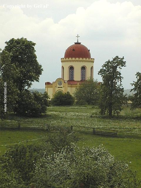 Mausoleum im Sommer